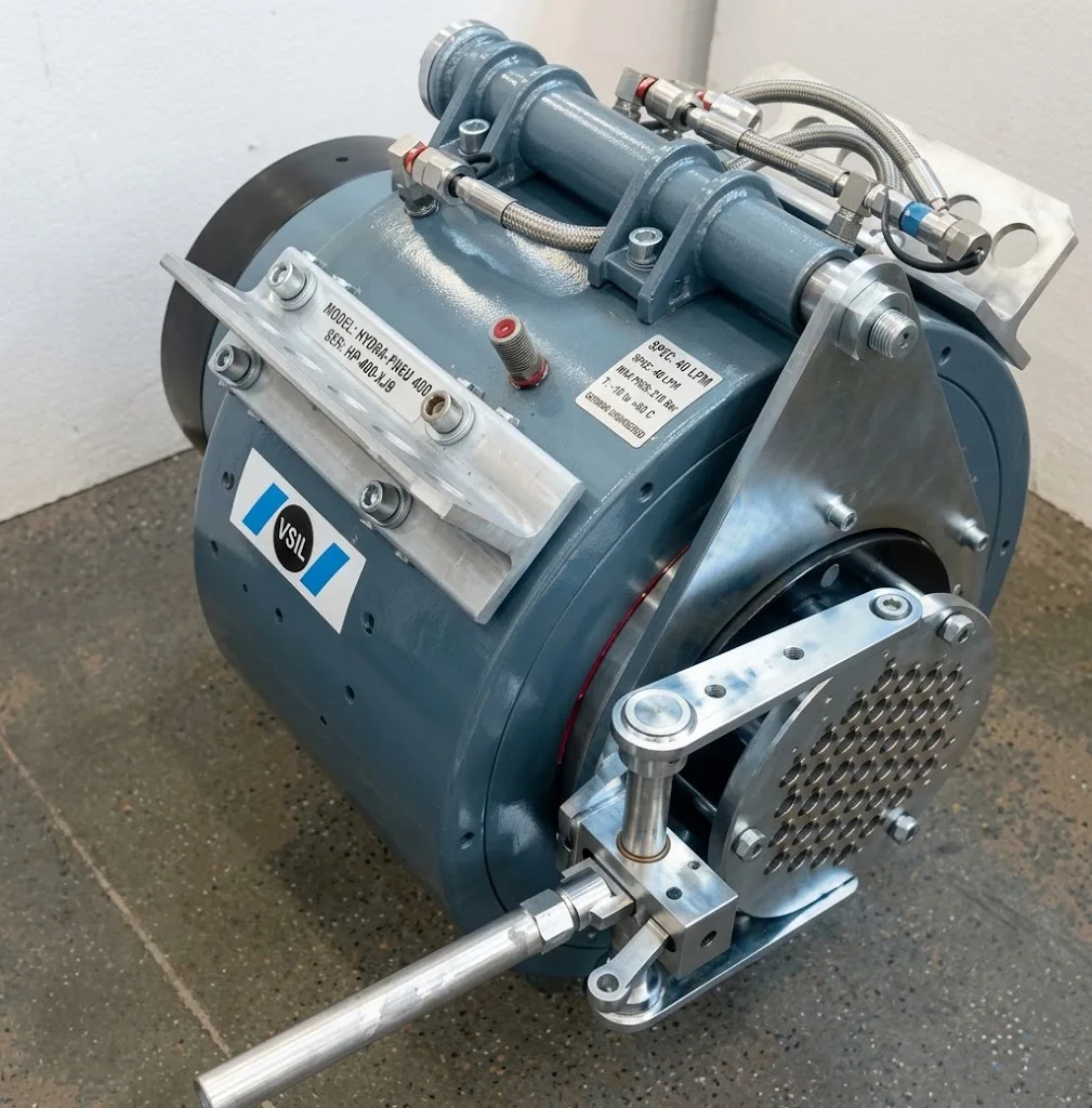 Large stressing jack for post tensioned cables in a bridge structure