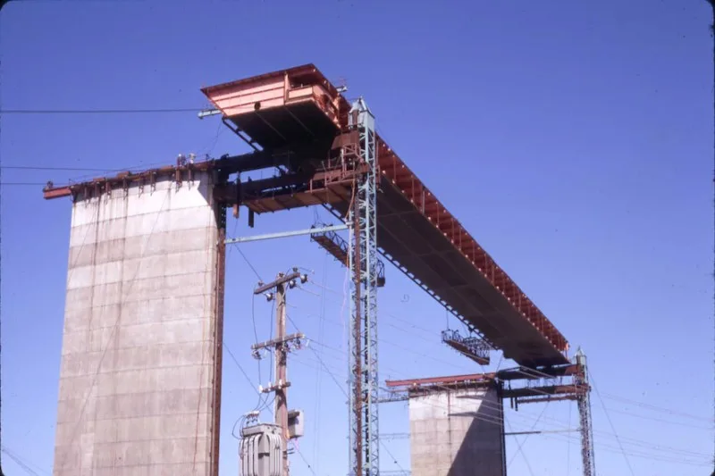 Image taken during construction for the positioning of a steel box girder half segment.