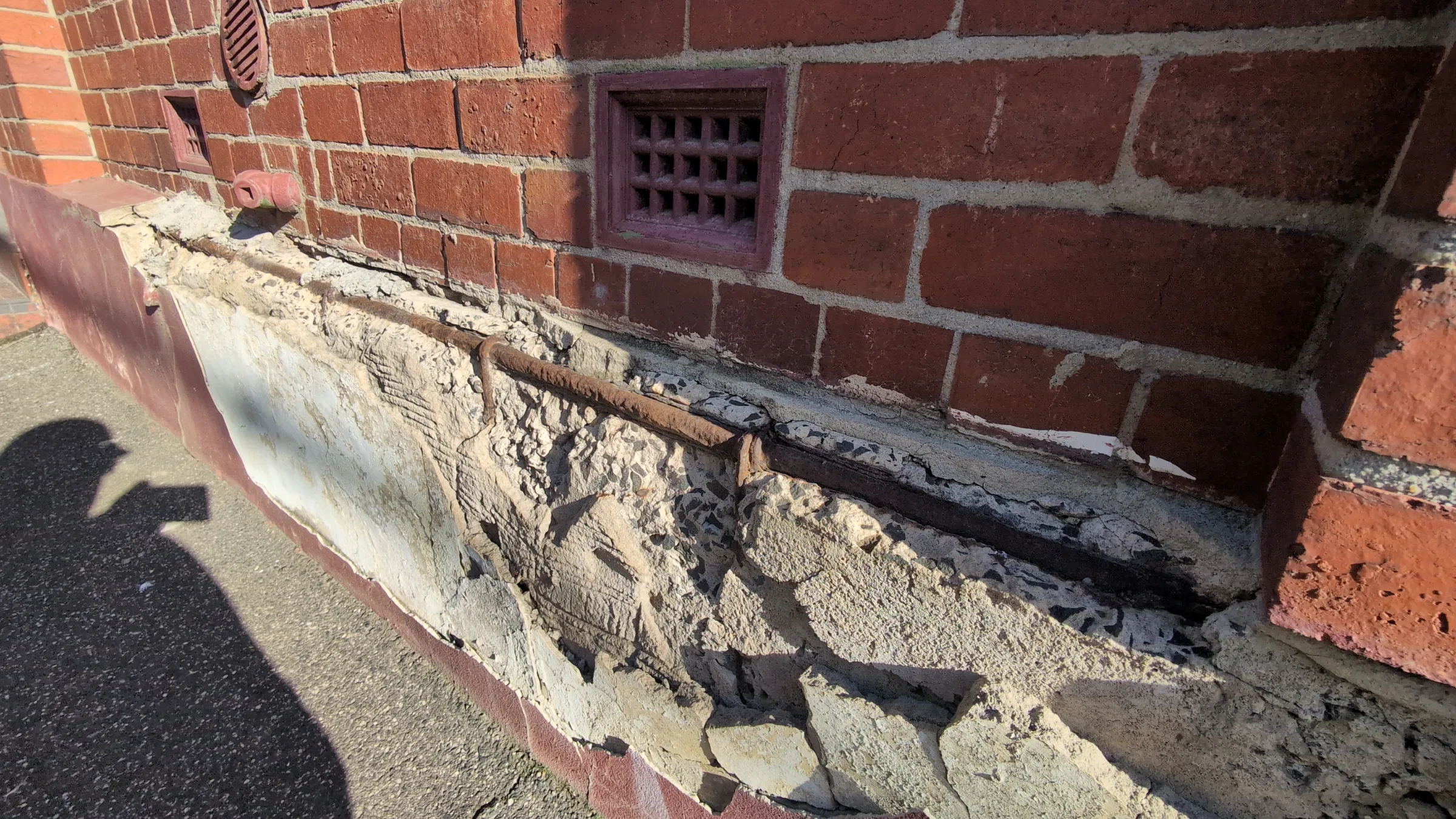 Structural defects often provide important clues regarding how heritage buildings behave over time.