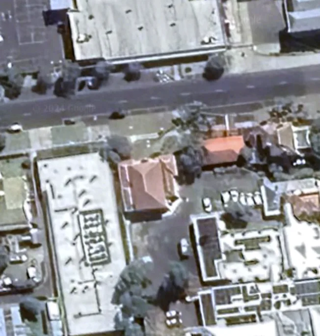 Overview of the court building and its surrounding context.
