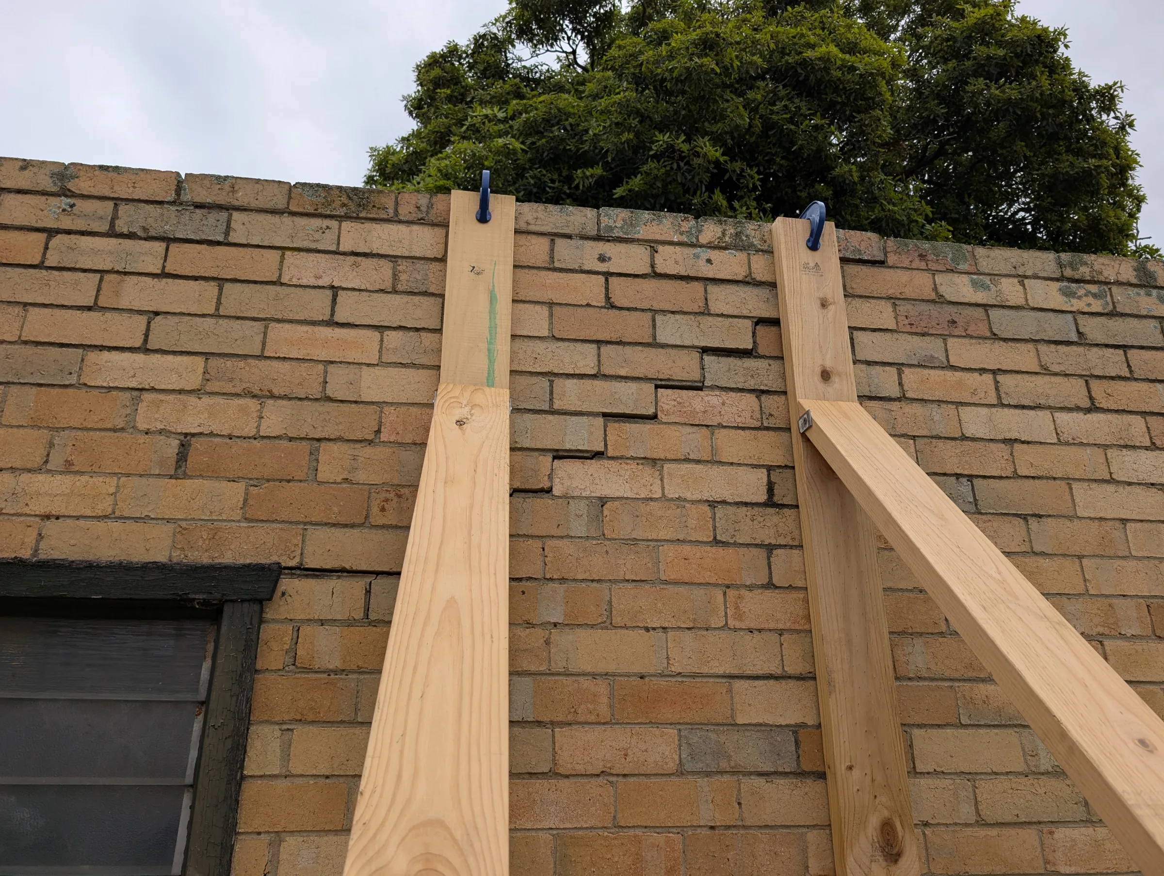 Temporary support installed while the crack mechanism was being investigated.